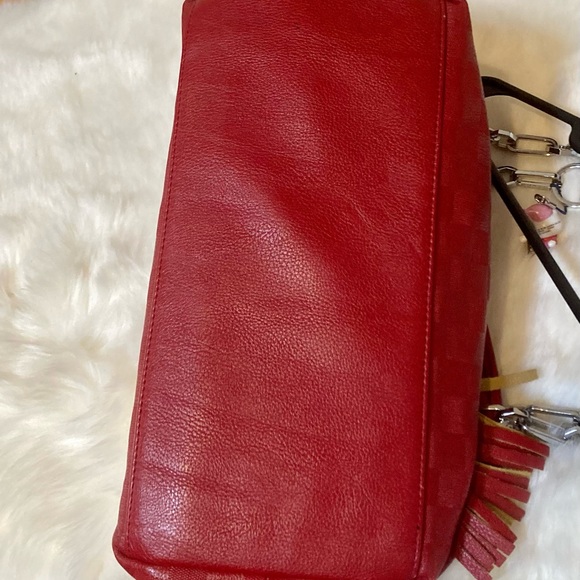 Red vegan leather shoulder bag with chain and tassels. - Picture 3 of 5